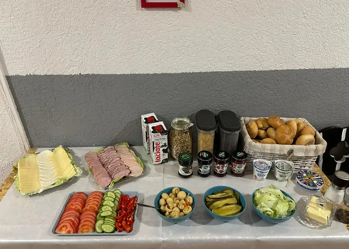 FlyFly Hostel , darmowy parking , rezerwuj przez urządzenia mobilne -10 procent Wrocław